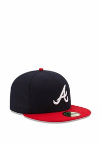 Gorra azul marino con visera roja plana, que presenta un logotipo bordado en blanco con la letra "A" en el frente. Hecha de tejido texturizado con agujeros de ventilación.