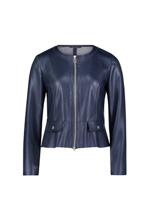 Giubbotto in ecopelle blu navy con colletto rotondo, cerniera frontale, due tasche a bottone e una vestibilità aderente che si allarga leggermente in vita.