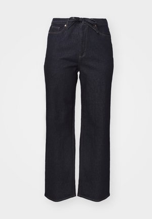 Dunkelblaue Jeans mit hoher Taille, geradem Bein, gebundener Taille und vorderen Taschen vor weißem Hintergrund.