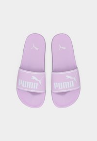 Ζεύγος slides Puma σε ανοιχτό μοβ χρώμα με υφασμένους ιμάντες και λευκό λογότυπο Puma στους ιμάντες και στη σόλα, εμφανιζόμενα από πάνω.