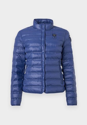 Niebieska pikowana kurtka puchowa z wysokim kołnierzem, zatrzaskami z przodu, bocznymi kieszeniami oraz małą prostokątną naszywką z logo na piersi i rękawie.
