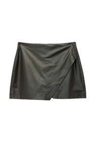 Zwarte faux leren minirok met een gladde textuur, diagonale wikkeldesign en een verborgen rits aan de zijkant voor sluiting.
