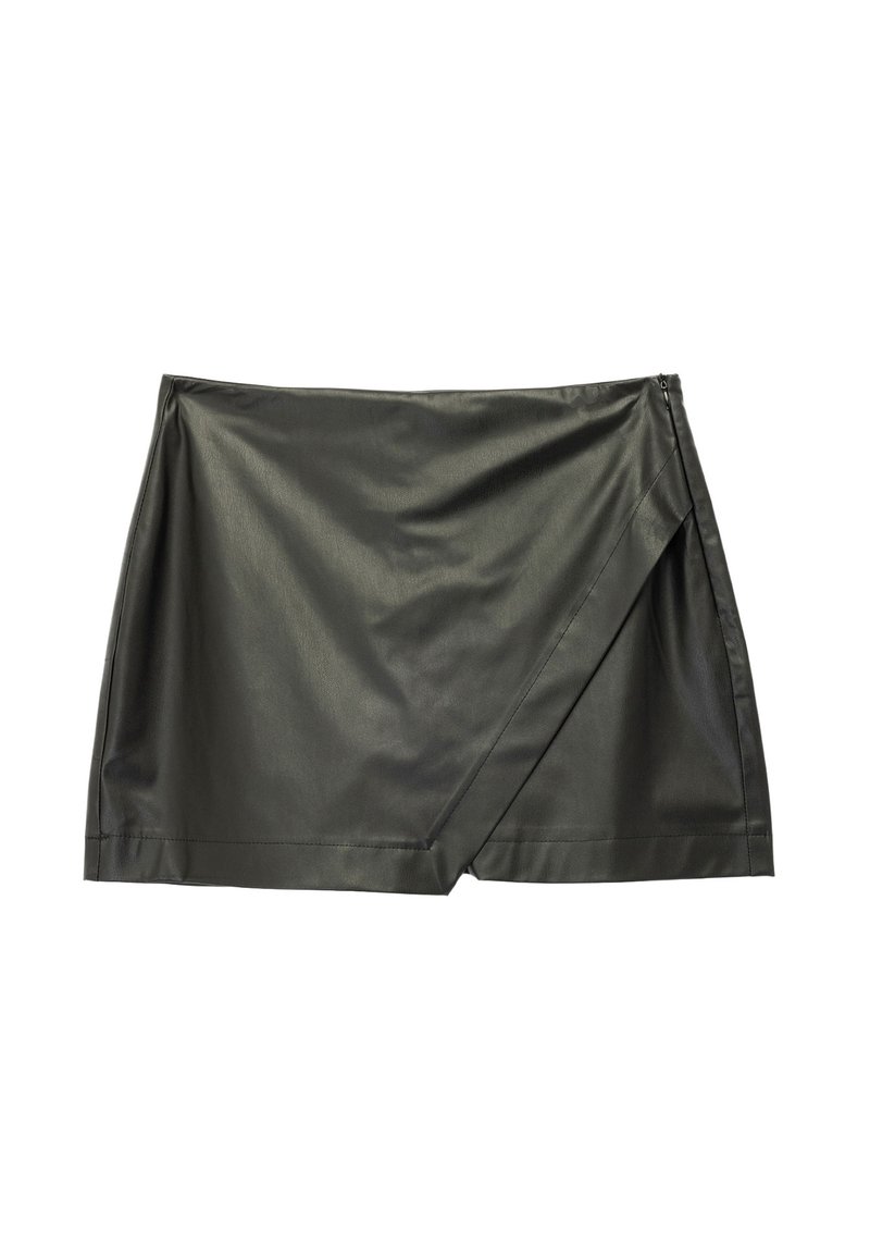 Zwarte faux leren minirok met een gladde textuur, diagonale wikkeldesign en een verborgen rits aan de zijkant voor sluiting.