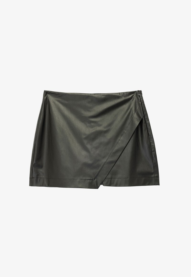 Zwarte faux leren minirok met een gladde textuur, diagonale wikkeldesign en een verborgen rits aan de zijkant voor sluiting.