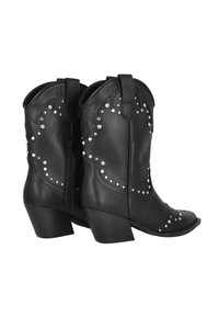 Botas de vaquero de cuero negro con tachuelas plateadas, un diseño texturizado, punta afilada y cremallera lateral. Tacón apilado para mayor altura.