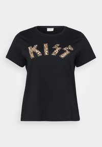 Μαύρη βαμβακερή μπλούζα T-shirt με το "KISS" σε animal print με λεοπαρδείσιo σχέδιο, κοντά μανίκια και στρογγυλή λαιμόκοψη.