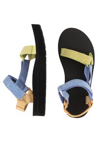 Sandales multicolores avec une semelle en caoutchouc noir, dotées de brides texturées en bleu, jaune et vert, et de fermetures ajustables.