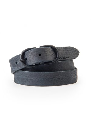 Dunkelgrauer Leder-Gürtel mit strukturiertem Finish. Verfügt über eine einfache schwarze Metallschnalle und klare Kanten, am Ende leicht gewunden.