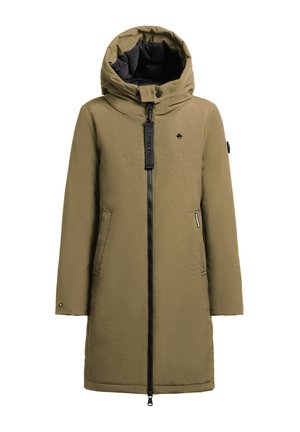 Lungo cappotto in verde oliva invernale con un ampio cappuccio imbottito, zip frontale, tasche laterali e un piccolo logo a forma di foglia d'acero nera sul petto.