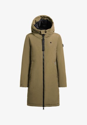 Lungo cappotto in verde oliva invernale con un ampio cappuccio imbottito, zip frontale, tasche laterali e un piccolo logo a forma di foglia d'acero nera sul petto.