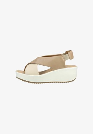 Sandalia cuña beige y crema con puntera abierta, tiras cruzadas y correa trasera elástica, con suela blanca gruesa y fondo con dibujo.