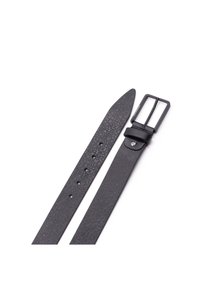 Cintura in pelle nera testurizzata con superficie decorata, dotata di una fibbia rettangolare in metallo nero e una punta appuntita con più fori di regolazione.