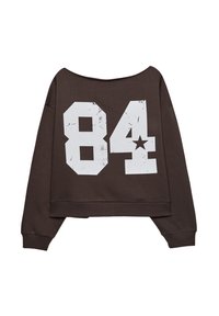 Felpa corta marrone con design a spalle scoperte, caratterizzata da grandi numeri bianchi rovinati "84" e una grafica a stella sul retro.