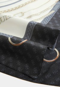 Zijden sjaal met een mix van witte, zwarte en gouden tinten. Heeft kettingpatronen en logoprints, met een combinatie van gladde en gestructureerde delen.