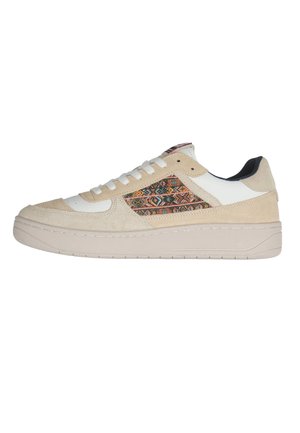 Zapatilla baja beige y blanca con cordones blancos y un panel de tela con patrón multicolor en el lateral.