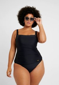 Svart baddräkt med justerbara band, som har en fyrkantig halsringning prydd med metalliska nitar och texturerade sidopaneler för en smickrande passform.