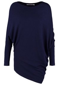 Mörkblå oversized tröja i mjukt material; har en båtformad uringning, draperad design och asymmetrisk fåll, med långa ärmar.