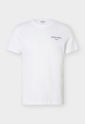 Wit T-shirt met korte mouwen en ronde hals, met kleine zwarte tekst "BJÖRN BORG STOCKHOLM 1956" op de bovenste linkerborst.