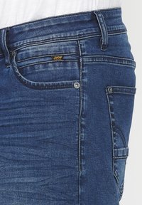 STRECTH REGULAR BERMUDA - Lühikesed teksad - azul osc dark blue