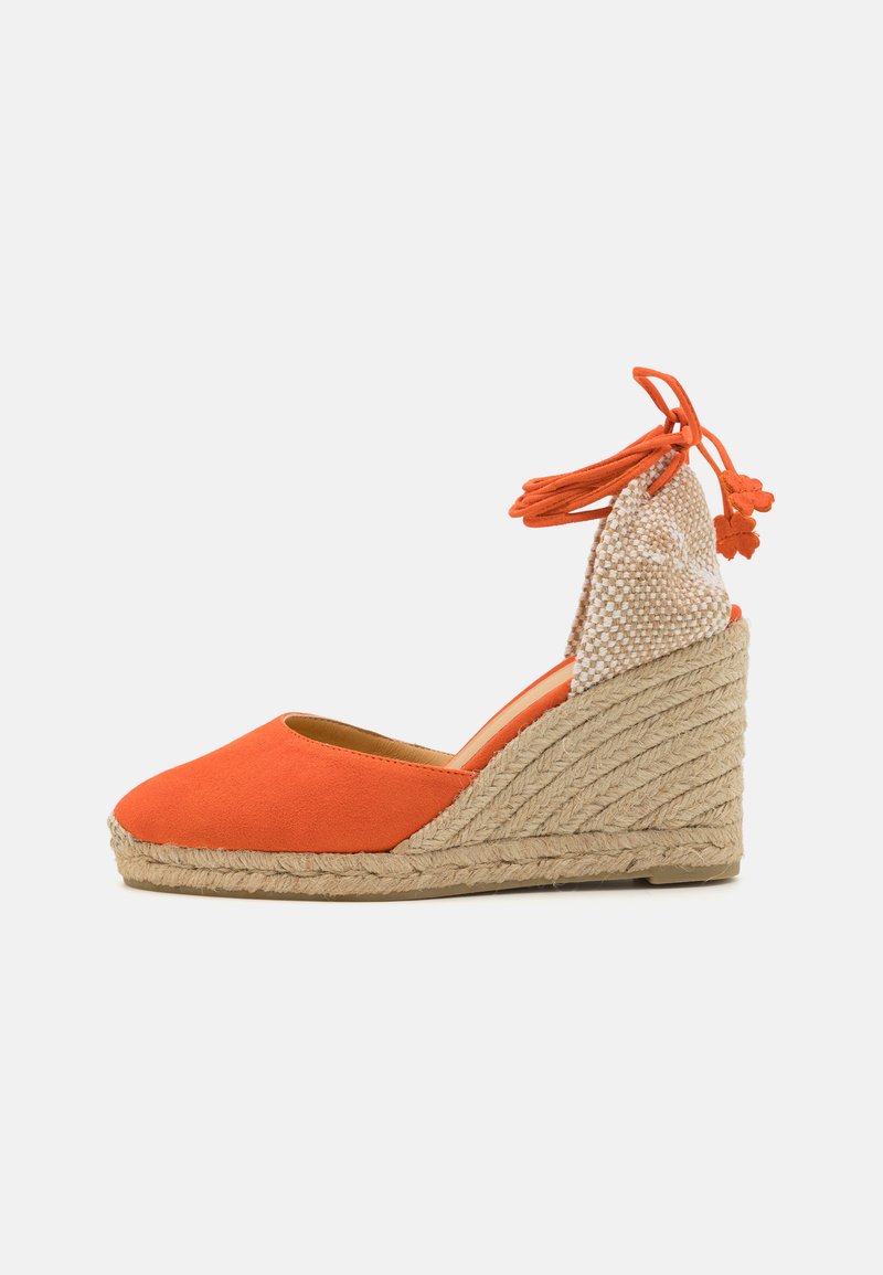 Oranžs zamšāda espadrille papēdis ar pīto jutu zoli, atvērtu aizmuguri un teksturētu auduma akcentu uz papēža, ar saitēm ap potīti.