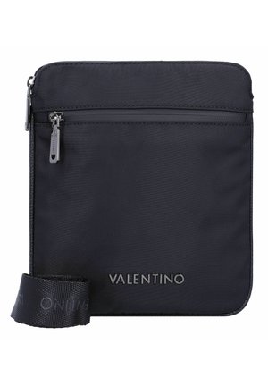 Schwarze Nylon-Crossbody-Tasche mit einer vorderen Reißverschlusstasche, geprägtem Logo und einem abnehmbaren Riemen mit Logodetails. Glatte Textur und rechteckige Form.