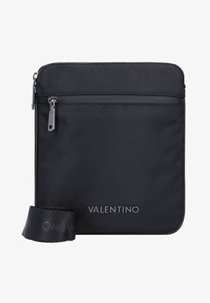 Zwarte nylon schoudertas met een voorzak met rits, een geperst logo en een afneembare band met logodetails. Soepele textuur en rechthoekige vorm.
