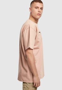 Merchcode NEVER GIVE UP HEAVY OVERSIZED - Marškinėliai su spaudiniu - amber