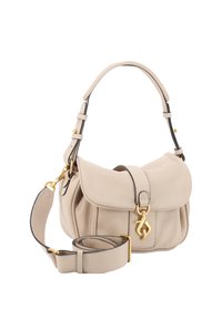 Borsa a tracolla in pelle beige con chiusura a pattina, hardware color oro, tracolla regolabile e rifiniture nere che accentuano i bordi. Design compatto e strutturato.