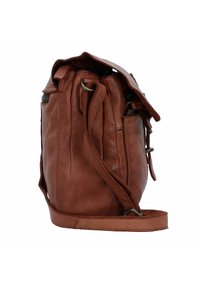 Borsa a spalla in pelle marrone con una superficie texturizzata, compartimenti con zip e una tracolla regolabile. Design compatto e arrotondato.