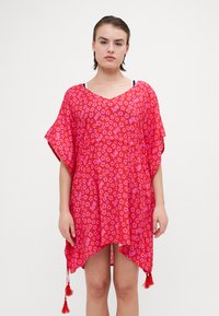 Abito kaftano rosso con stampa floreale, scollo a V, maniche corte e dettagli con frange all'orlo. Tessuto leggero con vestibilità ampia.