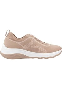 Zapatilla deportiva de punto beige con parte superior texturizada, cierre de cordones y suela blanca acolchada con un patrón de olas. Diseño ligero y flexible.
