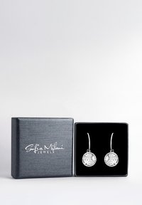 Silberne Tropfohrringe mit kreisförmigen, strukturierten Designs in einer Geschenkschachtel mit schwarzem Samt-Innenfutter und metallic-grauer Außenseite.