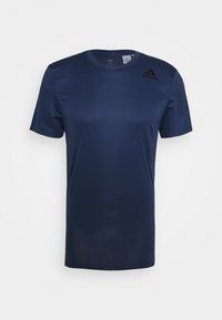 Námořnická modrá sportovní košile s krátkým rukávem Adidas s kulatým výstřihem a černým logem Adidas na pravém rameni.