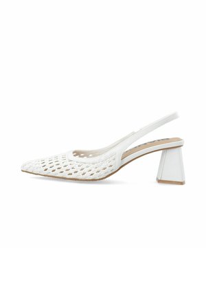 Chaussure slingback blanche à bout pointu, empeigne tissée et talon moyen épais, vue de profil sur fond blanc.