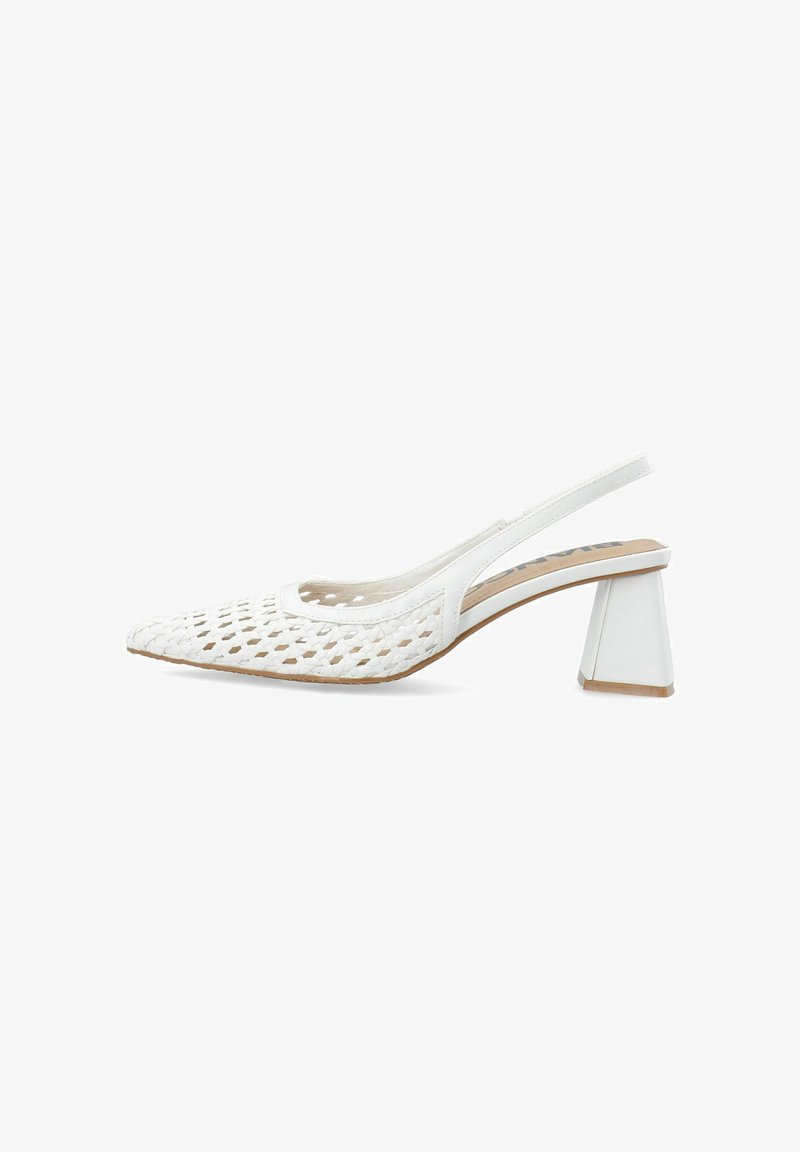 Chaussure slingback blanche à bout pointu, empeigne tissée et talon moyen épais, vue de profil sur fond blanc.