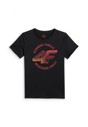 Czarna koszulka z krótkim rękawem z czerwonym i pomarańczowym logo "4F" oraz tekstem "Summer Thrills Beachside Chills" z przodu.