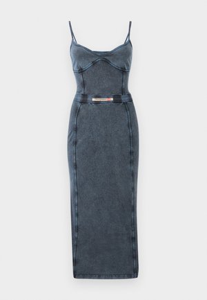 bikses forma denim kleita ar plāniem siksnām, tumši zilā krāsā, pieguļošs dizains, redzamā šuvē, un ar zīmola etiķeti tuvu jostai.