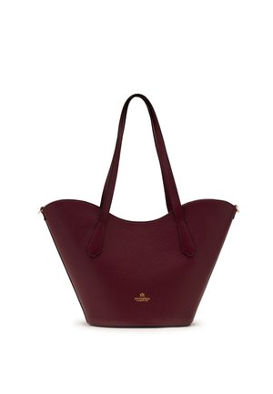 Sac à main en cuir texturé rouge foncé avec deux longues anses et un logo doré ainsi qu’un texte en bas au centre.