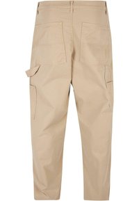 Beige cargo broek met een relaxte pasvorm, twee achterzakken, zijzakken en een gladde katoenstof met een minimale textuur.