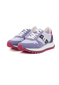 Fialové sportovní boty s svrchním materiálem z semiše a kůže, bílé šněrování, růžové akcenty a texturovaná gumová podrážka. Součástí je detail značky v černé barvě.