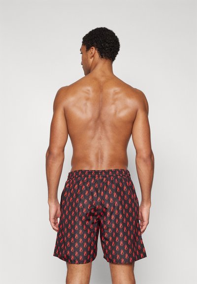 Pantaloni da nuoto neri con motivo a fiamma rossa, vita elastica e vestibilità comoda; tessuto leggero con una consistenza liscia.