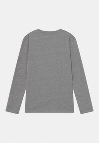 Langärmliges T-Shirt in Hellgrau, aus weicher Baumwolle, mit rundem Ausschnitt und lockerem Schnitt. Keine sichtbaren Muster oder Akzente.