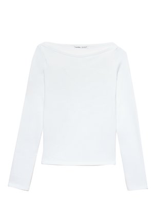 Biała bluzka z długim rękawem, dekoltem w łódkę, o dopasowanym kroju i gładkiej fakturze, ułożona na płasko na białym tle.