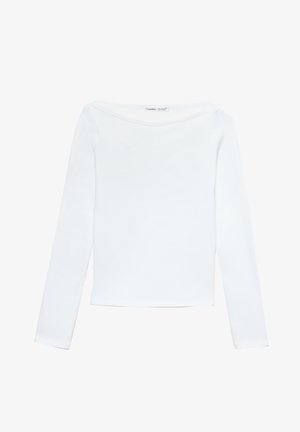 Hvid langærmet bådhals T-shirt med slim fit og glat tekstur, lagt fladt på en hvid baggrund.