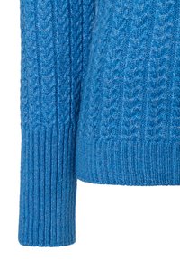 Strickpullover in lebhaftem Blau. Zopfstricktextur am Körper und gerippte Bündchen sowie Saum. Weiche, mittelschwere Wolle.