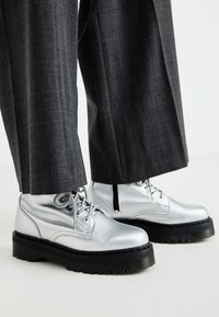 Dr. Martens Stivaletti con plateau - silver-coloured