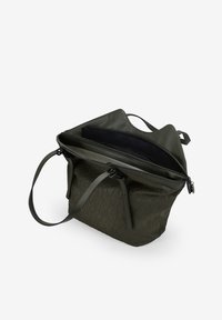 Bolso texturizado en verde oliva con doble asa, cierre superior con cremallera y un interior espacioso que cuenta con un forro negro y múltiples compartimentos.