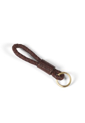 Porte-clés en cuir marron avec un design tressé, fini avec une étiquette en cuir rectangulaire embossée avec "HOWARD" et un anneau en laiton.