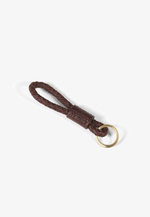 Portachiavi in pelle marrone con un design intrecciato, completato da un'etichetta rettangolare in pelle impressa con la scritta "HOWARD" e un anello in ottone.