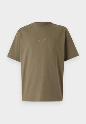Olijfgroene T-shirt, ronde hals, korte mouwen, gemaakt van zachte stof. Heeft "REPLAY" geborduurd op de voorkant in een bijpassende kleur.